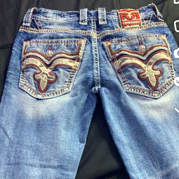 Rock revival jeans Men’s light blue with red stitching.